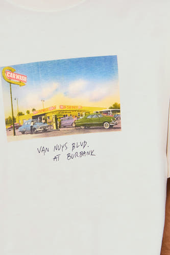 T-shirt blanc à manches courtes de ONLY & SONS®, avec une image rétro d'une rue de lavage automobile et le texte 'Van Nuys Blvd.'à Burbank