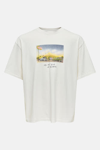 T-shirt blanc à manches courtes de ONLY & SONS, avec une image d'une rue de lavage automobile et le texte "Van Nuys Blvd. at Burbank".