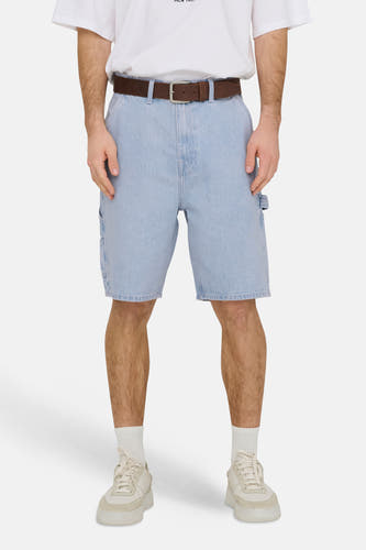 Short en jean bleu clair de style worker de ONLY & SONS®, combiné avec un t-shirt blanc et des baskets de couleur crème.