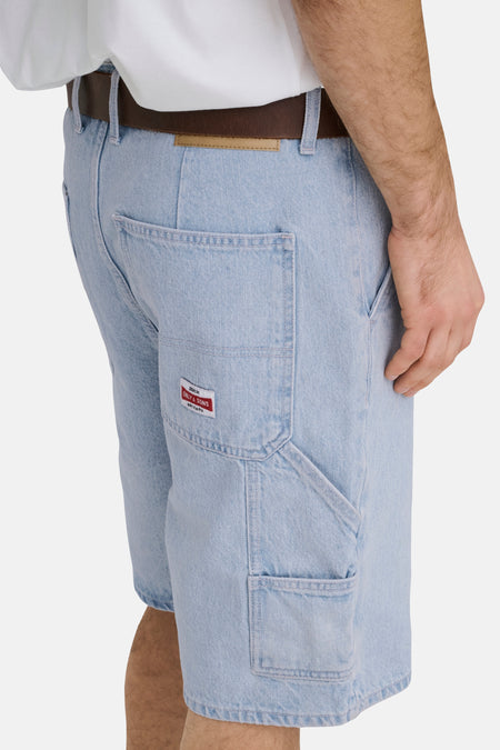 Short en jean bleu clair ONLY & SONS® avec détails de charpentier, une ceinture marron foncé et un t-shirt blanc, vue de profil.