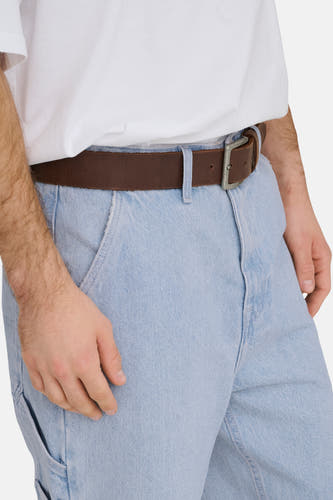 Short en jean bleu clair de ONLY & SONS®, porté avec un t-shirt blanc et une ceinture en cuir marron à boucle argentée.