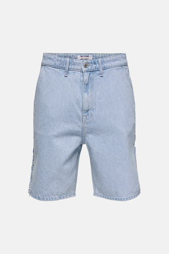 Short en jean bleu clair de ONLY & SONS avec fermeture à boutons et ourlet effiloché, photographié à plat.