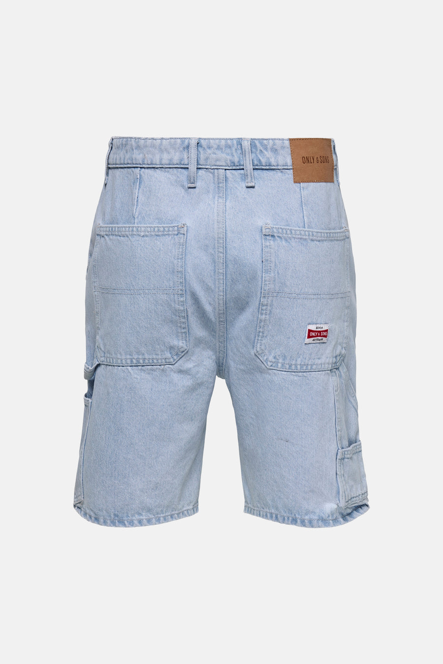 Short en jean bleu clair ONLY & SONS®, montré de dos, avec poches plaquées, passants pour outils et écussons de marque.