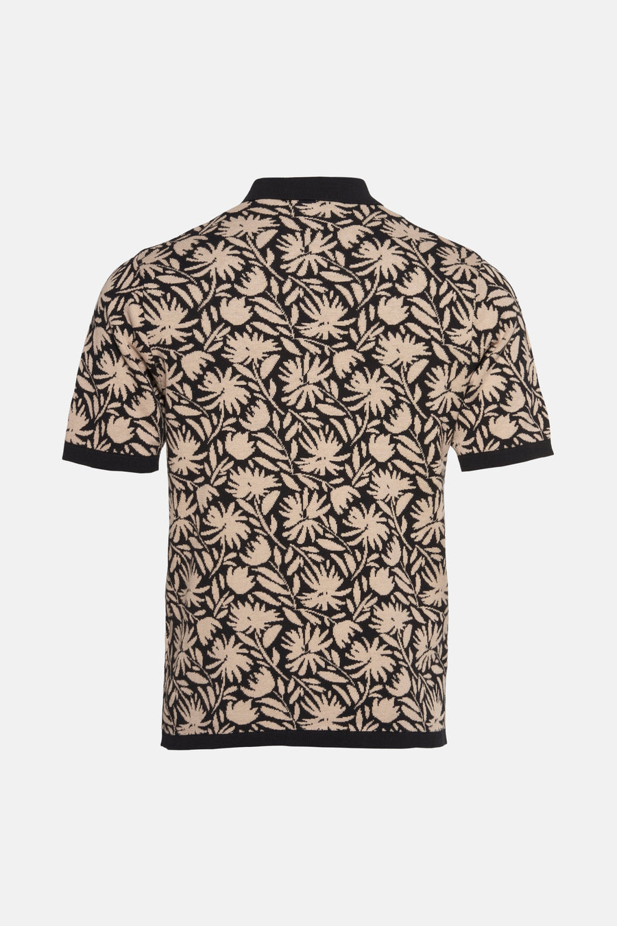 Achterkant van een zwart en beige poloshirt met bloemenmotief.