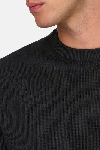 Zwarte trui met ronde hals van ONLY & SONS, met fijne ribstructuur, detail van halslijn.
