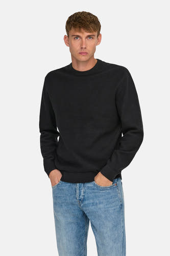 Pull noir avec col rond de ONLY & SONS, avec une fine structure en côtes, détail de la ligne de col.