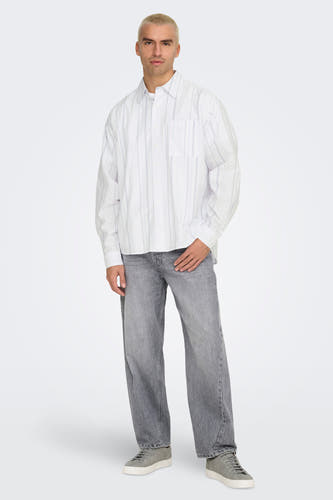 Wit, gestreept overhemd met lange mouwen van ONLY & SONS, gedragen met grijze jeans en sneakers.