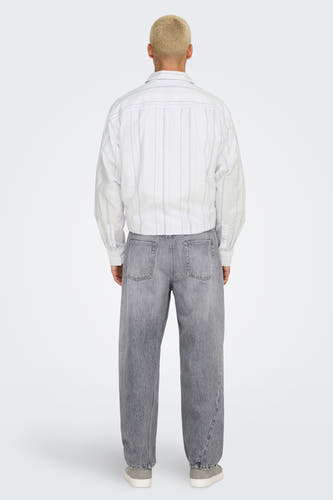 Wit overhemd met lange mouwen van ONLY & SONS®, gestreept, gecombineerd met grijze jeans en lage sneakers.