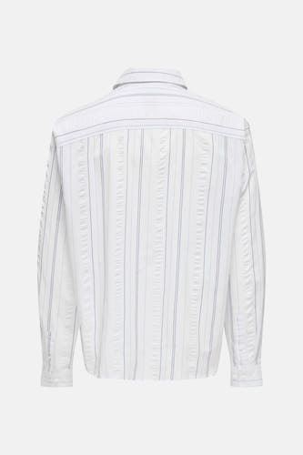 Wit overhemd met lange mouwen van ONLY & SONS®, met verticale blauwe en grijze strepen op een lichtgrijze achtergrond, achterkant.