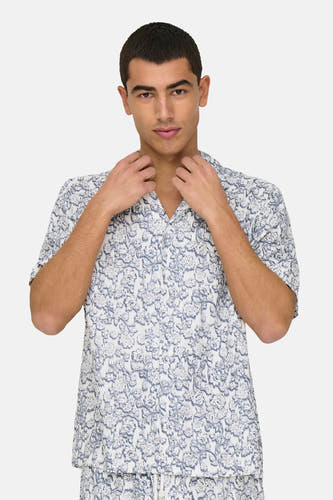Chemise bleue à manches courtes de ONLY & SONS, avec un motif floral délicat.