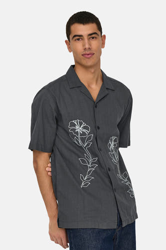 Chemise grise à manches courtes de ONLY & SONS®, avec des motifs floraux blancs.