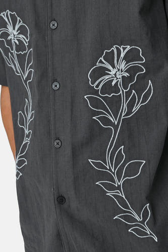 Chemise grise à manches courtes de ONLY & SONS, avec des broderies de fleurs blanches et une fermeture à boutons.