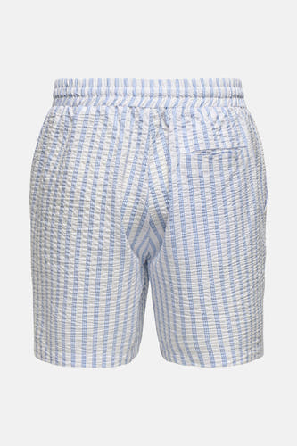 Witte short van ONLY & SONS, met blauwe strepen en elastische tailleband.
