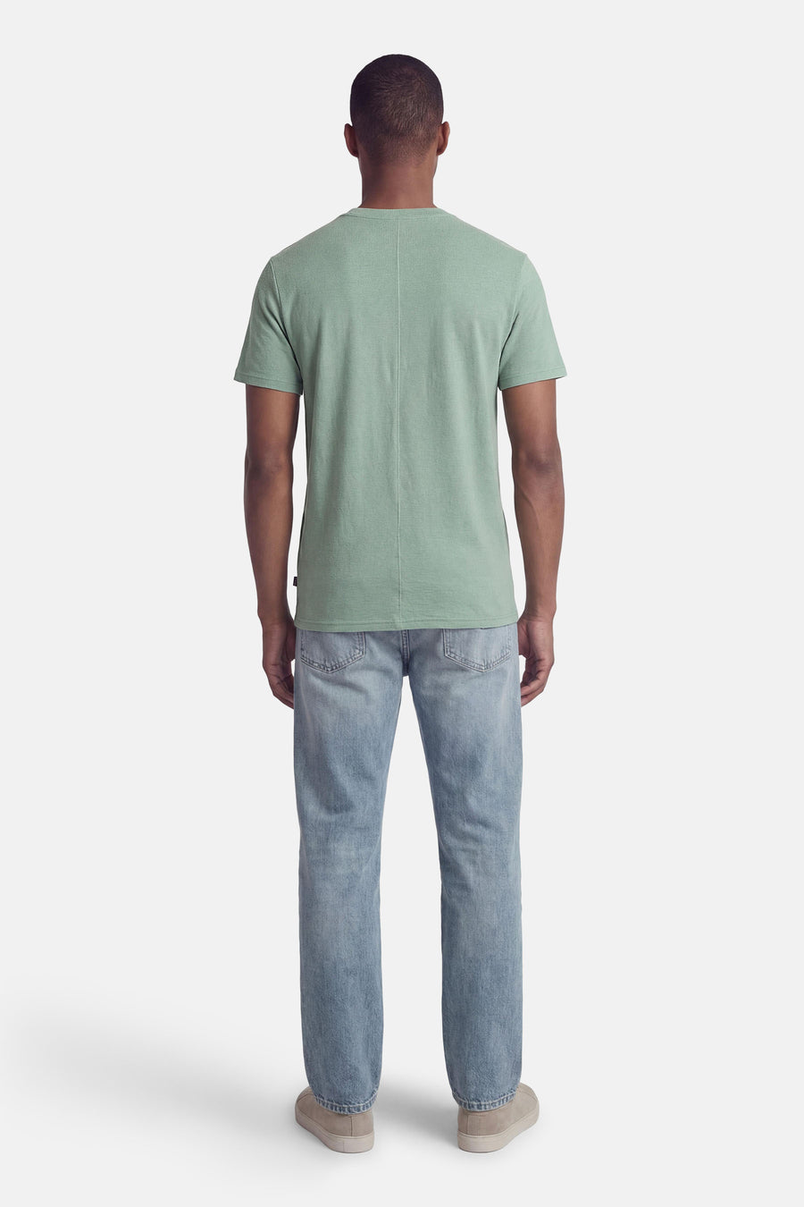 T-shirt vert à manches courtes ONLY & SONS®, dos, avec une texture subtile et un jean décontracté.