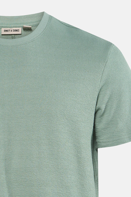 T-shirt vert à manches courtes de ONLY & SONS, avec une texture subtile et un col rond.
