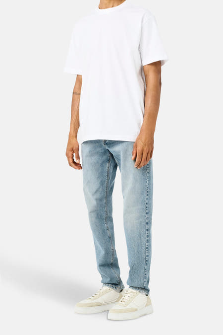 Jean tapered bleu clair d'ONLY & SONS, avec des surpiqures contrastantes et un aspect décontracté.