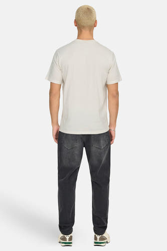 T-shirt écru à manches courtes de ONLY & SONS, vu par derrière, associé à des jeans foncés et des baskets.