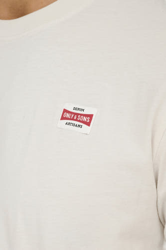 T-shirt écru de ONLY & SONS, à manches courtes et avec un petit label sur la poitrine.