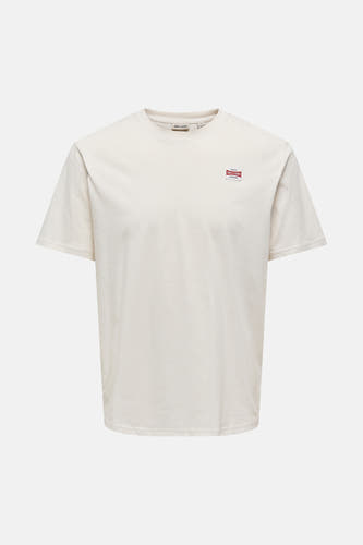 T-shirt écru à manches courtes de ONLY & SONS, avec une petite patch de logo rouge.
