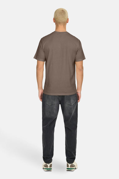 Bruin T-shirt met korte mouwen van ONLY & SONS, met een ronde hals en gedragen met zwarte jeans.