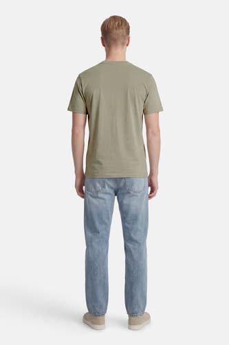T-shirt vert à manches courtes ONLY & SONS®, vu de dos, associé à un jean et des chaussures en daim.