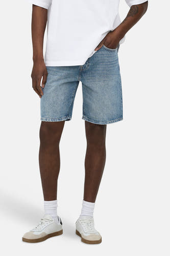 Mid-blauwe denim short van ONLY & SONS met een relaxte pasvorm en gerafelde zoom.