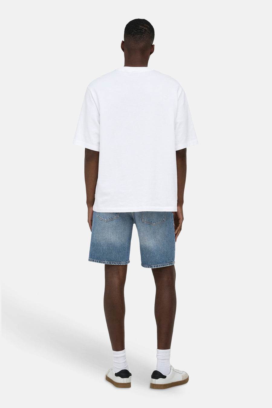 Mid blauwe denim jeansshort van ONLY & SONS®, van achteren gezien op een model met achterzakken.
