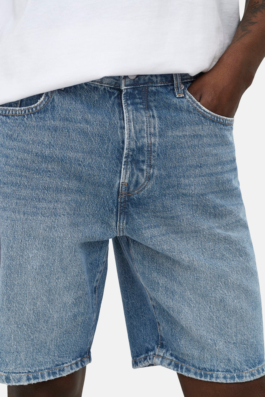 Mid-blauwe denim short van ONLY & SONS® met knoopsluiting en hand in voorzak.