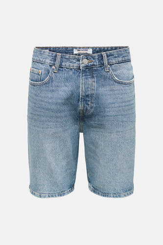 Mid-blauwe jeansshort van ONLY & SONS met lichte wassing, knoopsluiting en klassieke zakken, plat gefotografeerd.