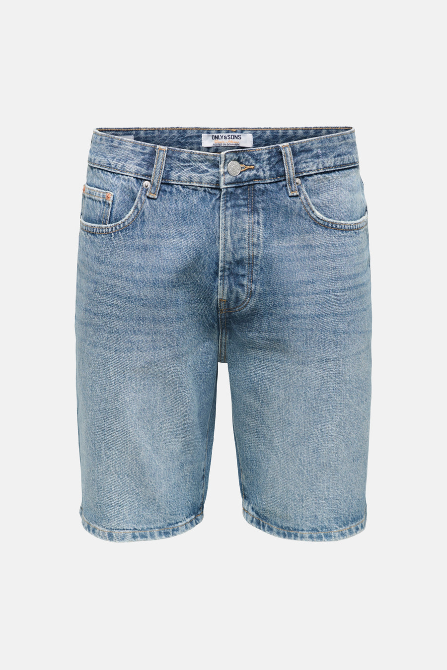 Mid-blauwe jeansshort van ONLY & SONS met lichte wassing, knoopsluiting en klassieke zakken, plat gefotografeerd.