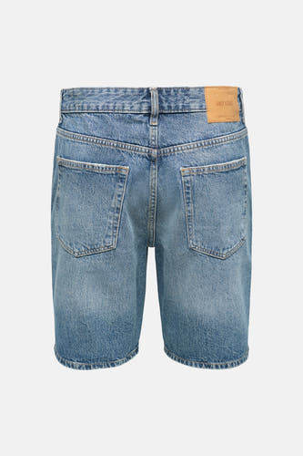 Middenblauwe denim short van ONLY & SONS met achterzakken en een leren merkpatch op de tailleband, getoond vanaf de achterkant.