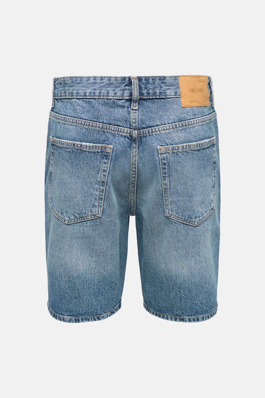 Middenblauwe denim short van ONLY & SONS met achterzakken en een leren merkpatch op de tailleband, getoond vanaf de achterkant.