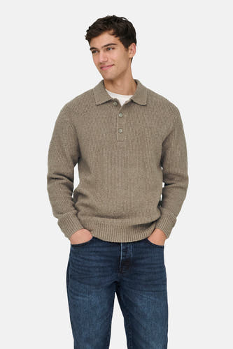 Pull beige ONLY & SONS porté avec un T-shirt blanc et des jeans bleu marine.