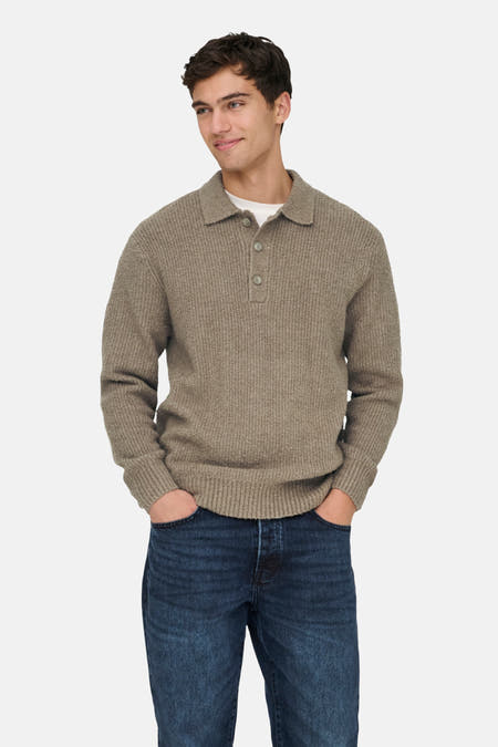 Pull beige ONLY & SONS porté avec un T-shirt blanc et des jeans bleu marine.