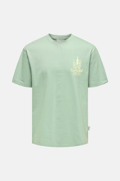 T-shirt vert avec manches courtes de ONLY & SONS® imprimé de bouteilles, de verres et de texte.