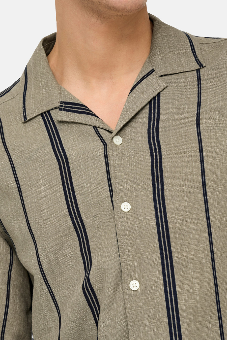 Kaki hemd met korte mouwen van ONLY & SONS, met een gestreept patroon en knoopsluiting, cropped.
