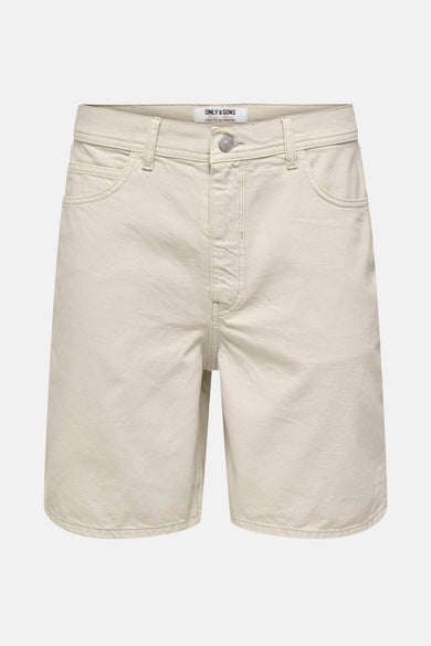 Ecru short van ONLY & SONS, effen van kleur en voorzien van zakken aan de voorzijde.