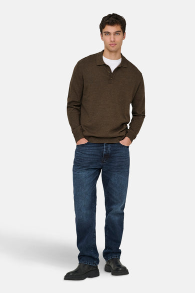 Pull brun ONLY & SONS porté sur un T-shirt blanc, avec des jeans bleus marine et des bottes noires.