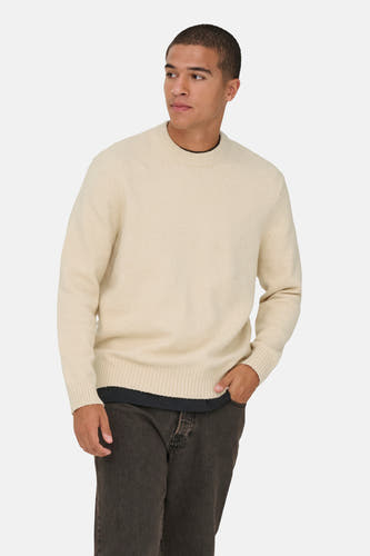 T-shirt écru avec col rond de ONLY & SONS®, à longues manches, associé à des jeans foncés et des chaussures noires.