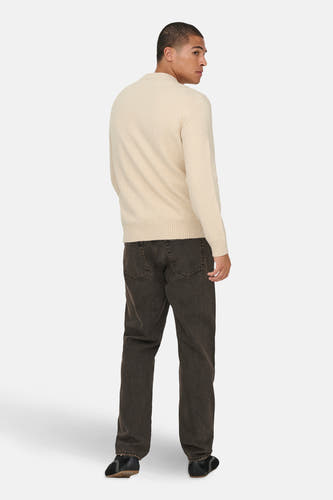 Ecru trui met ronde hals van ONLY & SONS®, met lange mouwen en gecombineerd met donkere jeans en zwarte schoenen.