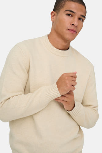 Ecru pull met ronde hals van ONLY & SONS, met lange mouwen en gestikte details.
