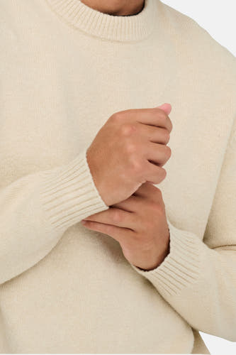 Ecru trui met ronde hals van ONLY & SONS, met lange mouwen en fijne ribbels.
