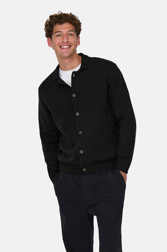 Zwart vest van ONLY & SONS, gedragen over een wit T-shirt en een donkere broek.