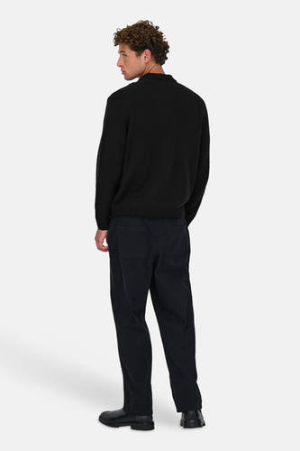 Zwart gilet van ONLY & SONS®, gezien van achteren, gecombineerd met donkere broek en zwarte schoenen.
