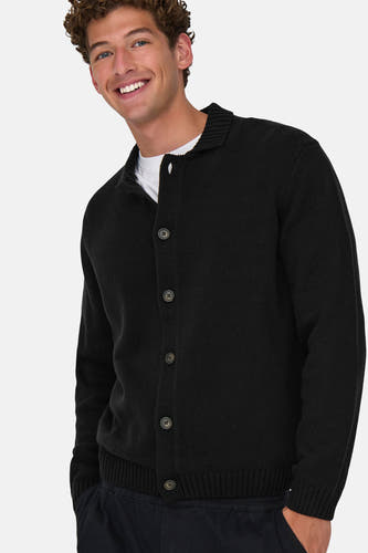 Zwart gilet van ONLY & SONS® met knoopsluiting, gedragen over een wit T-shirt.