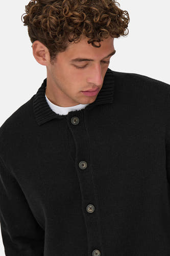Zwart gilet van ONLY & SONS® met kraag, knoopsluiting en subtiele ribstructuur.