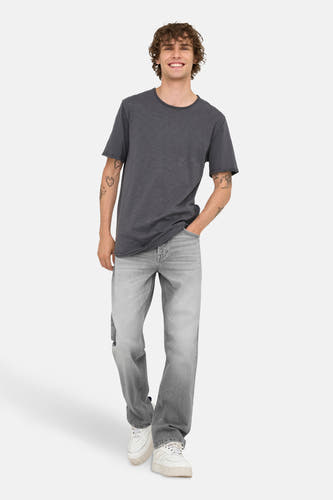 Jean droit en denim gris d'ONLY & SONS, avec une coupe décontractée et porté avec un T-shirt gris et des baskets blanches.