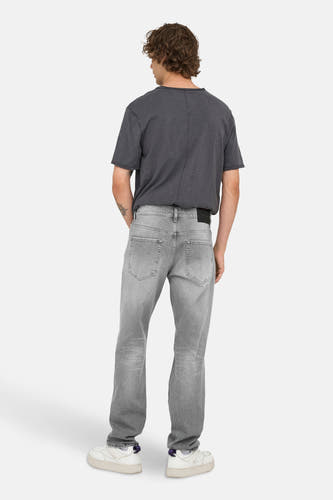 Jean droit en denim gris par ONLY & SONS, vue arrière, associé à un t-shirt gris et des baskets blanches.