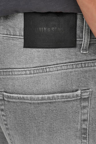 Jean droit gris ONLY & SONS, avec une étiquette en cuir et un poche arrière.