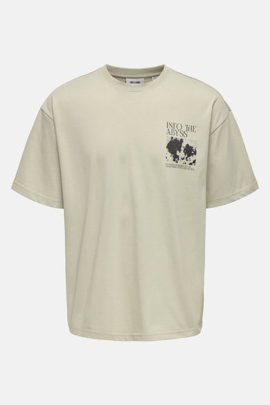 Beige T-shirt met korte mouwen van ONLY & SONS, met een zwarte "Into the Abyss"-print op de borst.
